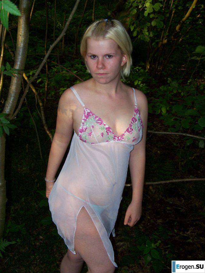 Аппетитная пышная блондинка раздвинула ноги прямо на траве. Фото 10