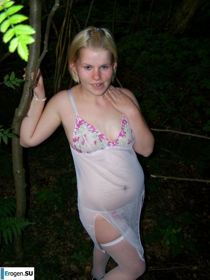 Аппетитная пышная блондинка раздвинула ноги прямо на траве. Фото 12