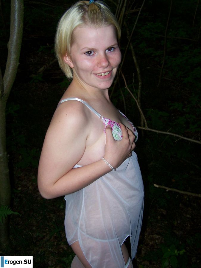 Аппетитная пышная блондинка раздвинула ноги прямо на траве. Фото 13