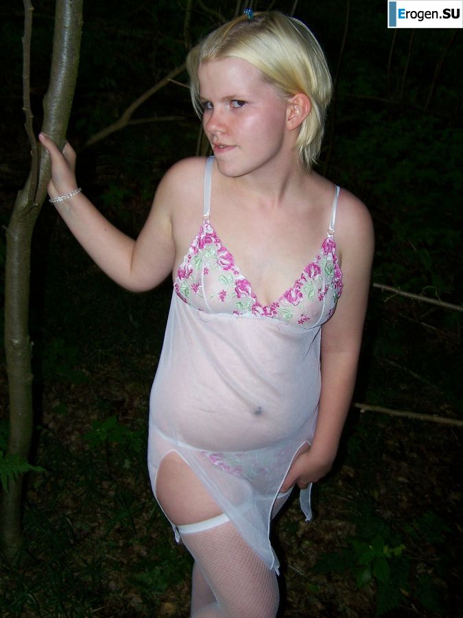 Аппетитная пышная блондинка раздвинула ноги прямо на траве. Фото 15