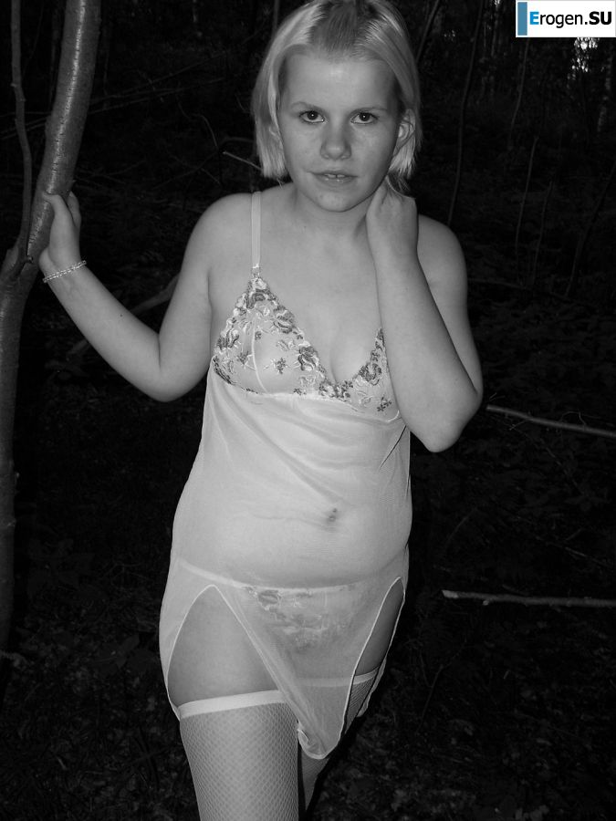 Аппетитная пышная блондинка раздвинула ноги прямо на траве. Фото 18