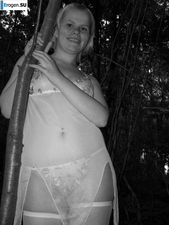 Аппетитная пышная блондинка раздвинула ноги прямо на траве. Фото 20