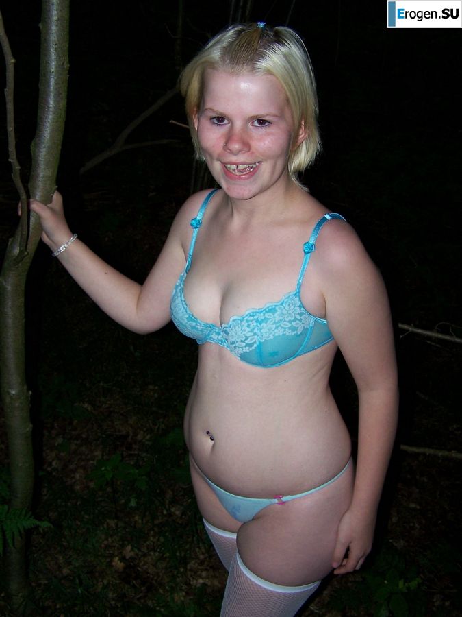 Аппетитная пышная блондинка раздвинула ноги прямо на траве. Фото 23