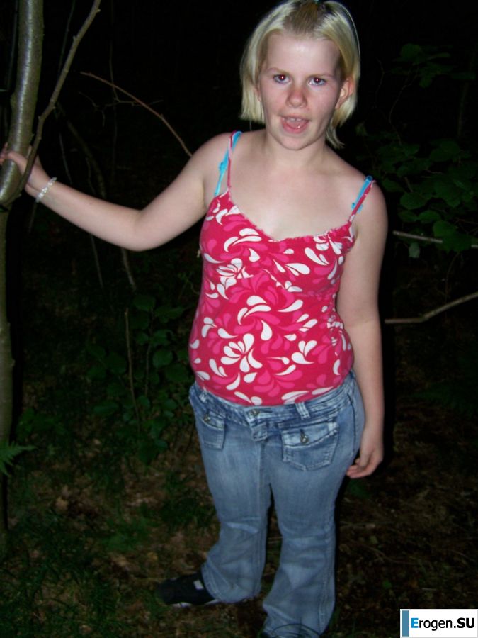 Аппетитная пышная блондинка раздвинула ноги прямо на траве. Фото 27