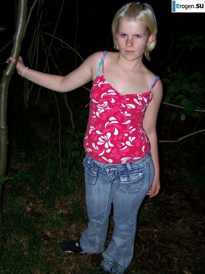 Аппетитная пышная блондинка раздвинула ноги прямо на траве. Фото 28