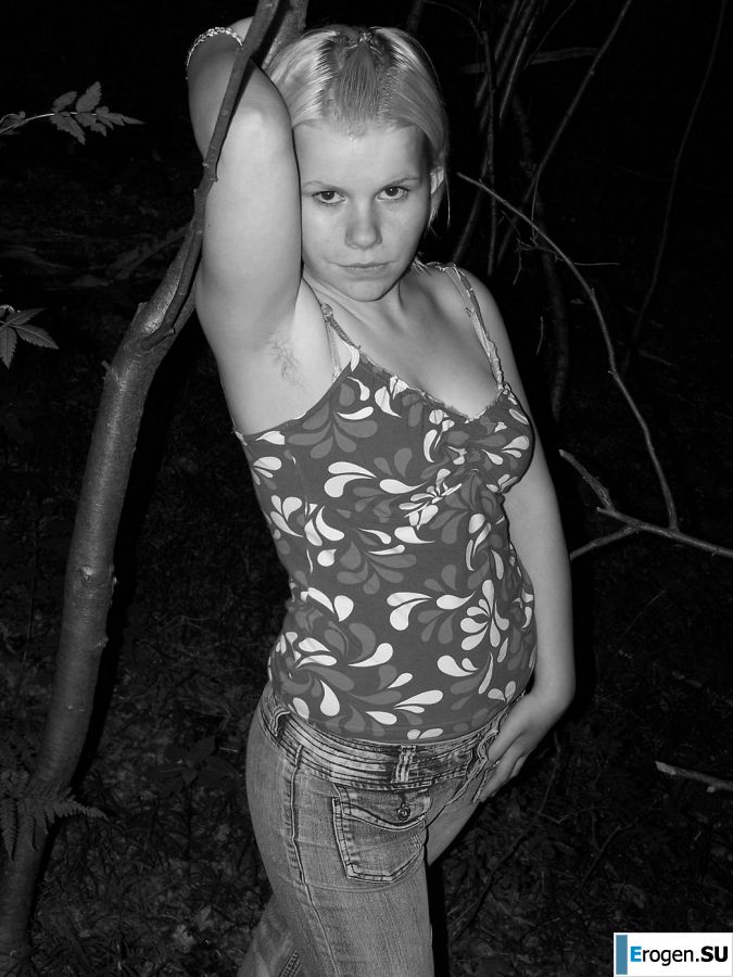 Аппетитная пышная блондинка раздвинула ноги прямо на траве. Фото 29