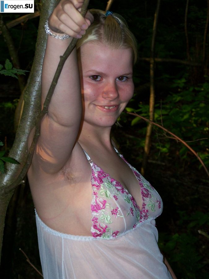 Аппетитная пышная блондинка раздвинула ноги прямо на траве. Фото 4