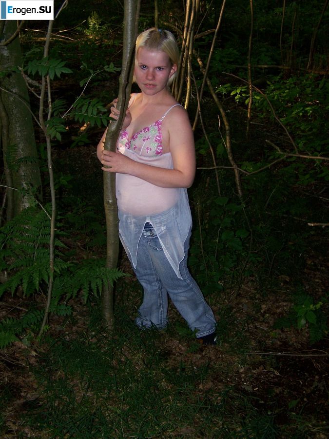 Аппетитная пышная блондинка раздвинула ноги прямо на траве. Фото 5