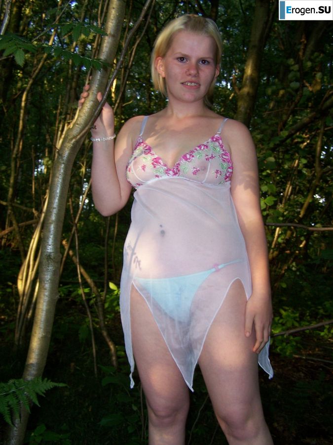 Аппетитная пышная блондинка раздвинула ноги прямо на траве. Фото 6