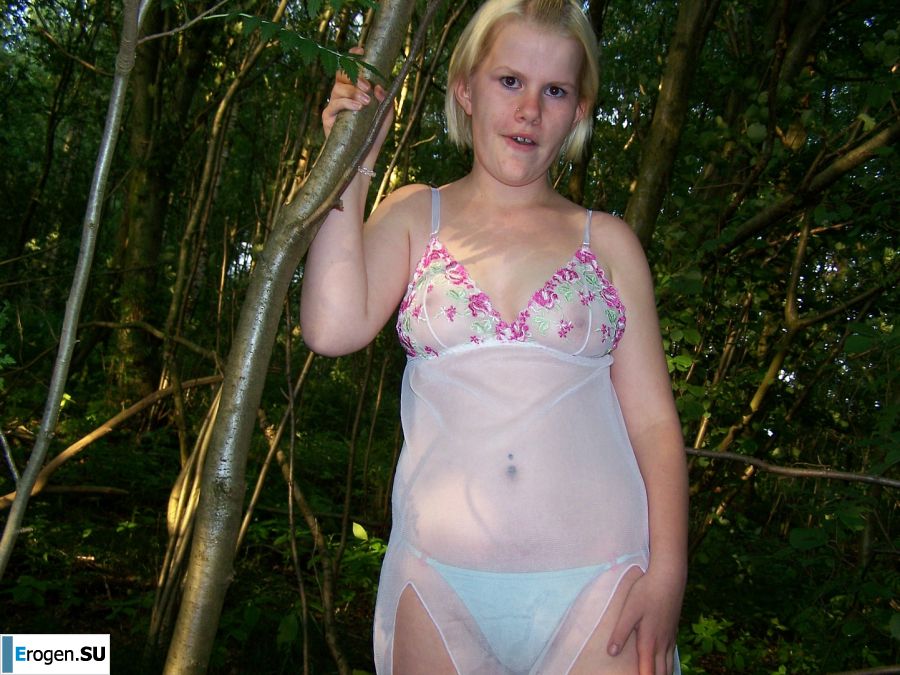 Аппетитная пышная блондинка раздвинула ноги прямо на траве. Фото 8