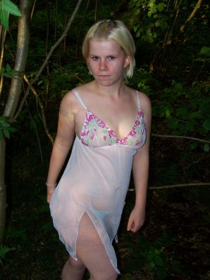 Аппетитная пышная блондинка раздвинула ноги прямо на траве. Эскиз 10