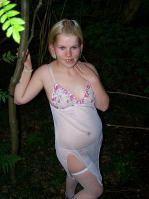 Аппетитная пышная блондинка раздвинула ноги прямо на траве. Эскиз 12