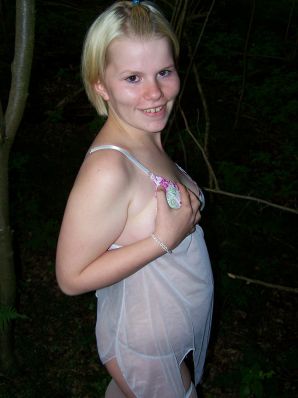 Аппетитная пышная блондинка раздвинула ноги прямо на траве. Эскиз 13