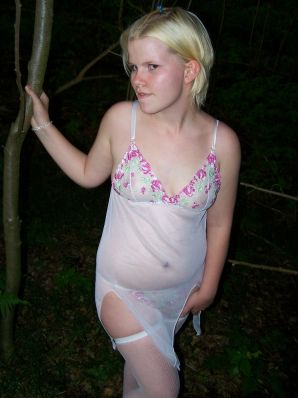 Аппетитная пышная блондинка раздвинула ноги прямо на траве. Эскиз 15