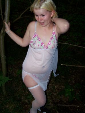 Аппетитная пышная блондинка раздвинула ноги прямо на траве. Эскиз 17