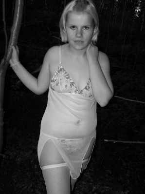 Аппетитная пышная блондинка раздвинула ноги прямо на траве. Эскиз 18