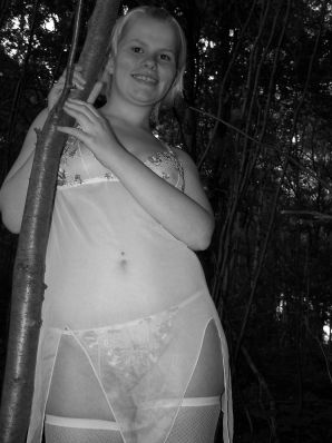 Аппетитная пышная блондинка раздвинула ноги прямо на траве. Эскиз 20