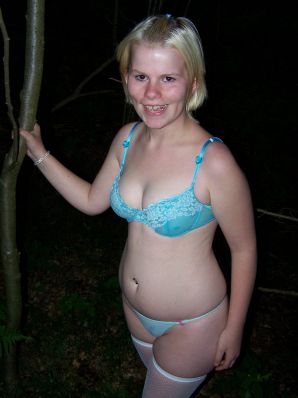 Аппетитная пышная блондинка раздвинула ноги прямо на траве. Эскиз 23