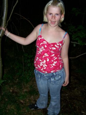 Аппетитная пышная блондинка раздвинула ноги прямо на траве. Эскиз 27