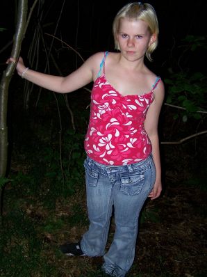 Аппетитная пышная блондинка раздвинула ноги прямо на траве. Эскиз 28