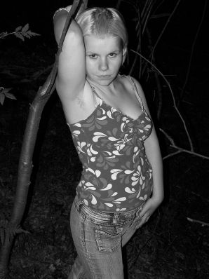 Аппетитная пышная блондинка раздвинула ноги прямо на траве. Эскиз 29