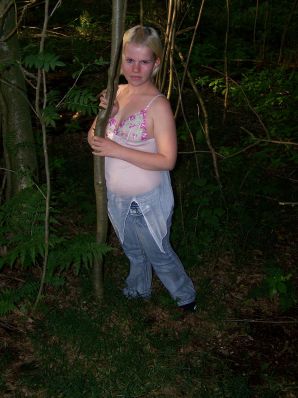 Аппетитная пышная блондинка раздвинула ноги прямо на траве. Эскиз 5