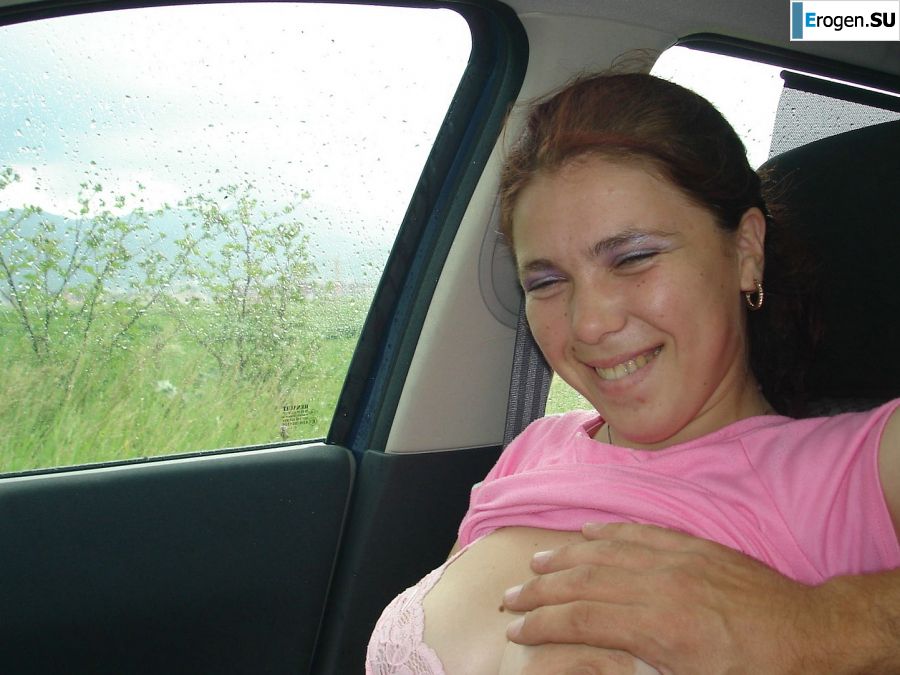 An appetizing busty chick took off her blouse and jeans in a car. Photo 3