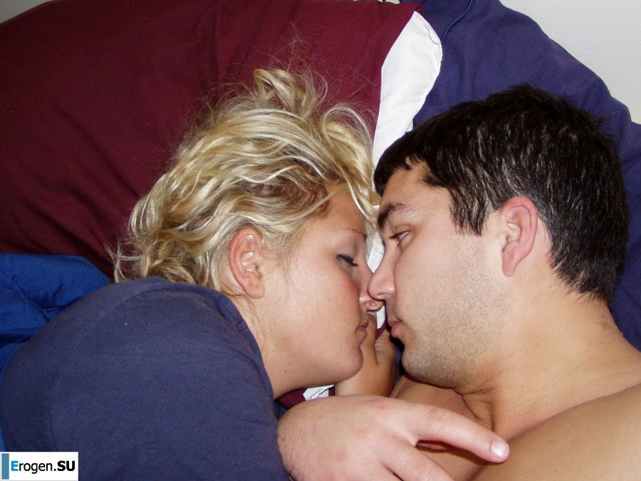 Блондинка с пышными формами показала мужику сиськи и не только. Фото 39