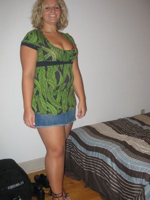 Блондинка с пышными формами показала мужику сиськи и не только. Эскиз 13