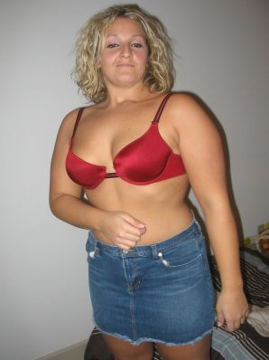 Блондинка с пышными формами показала мужику сиськи и не только. Эскиз 16