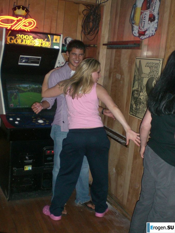 Блондинка в розовых трусиках выпила и раздвинула ноги в биллиардном клубе. Часть 2. Фото 32