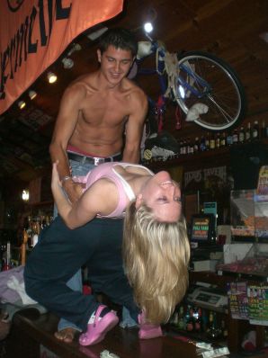 Блондинка в розовых трусиках выпила и раздвинула ноги в биллиардном клубе. Часть 2. Эскиз 39