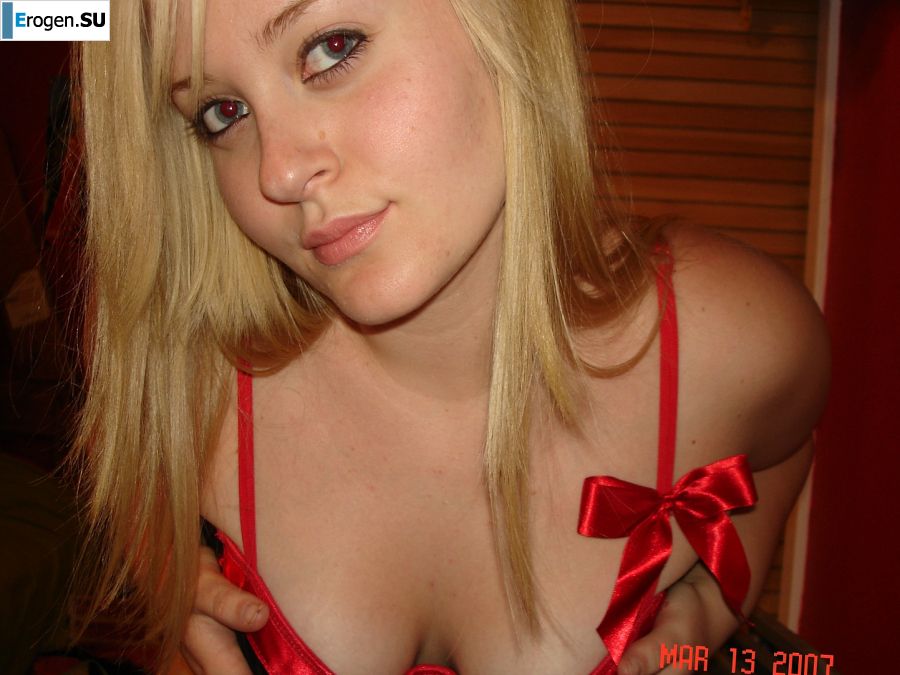 Appetizing blonde with lush hips took off her dress. Photo 32