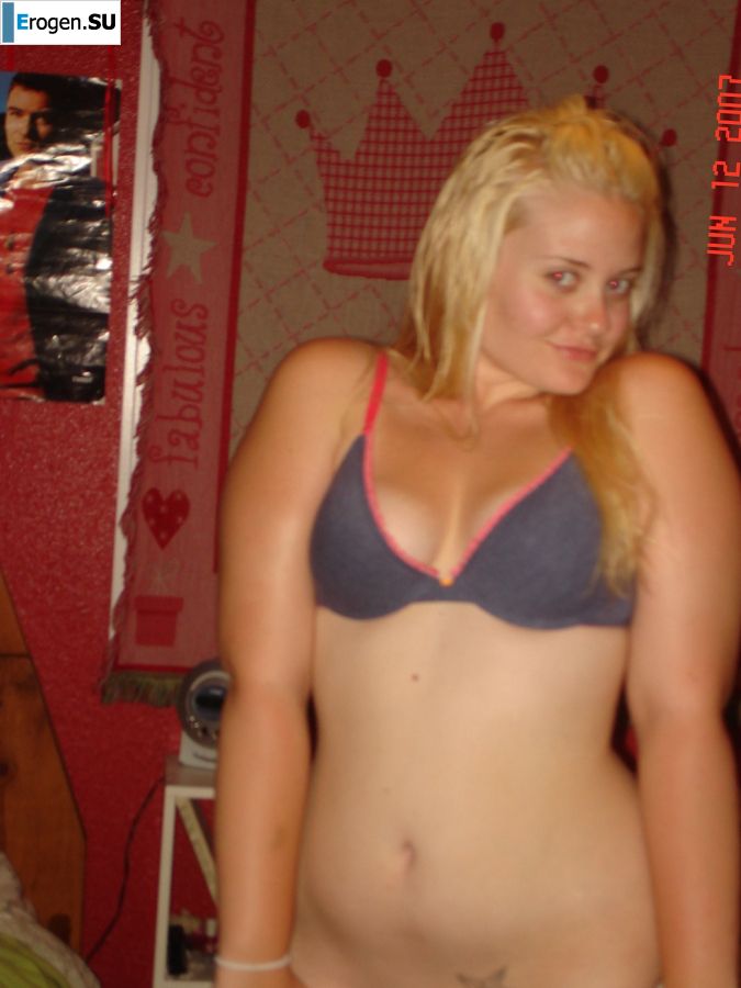 Appetizing blonde with lush hips took off her dress. Photo 43