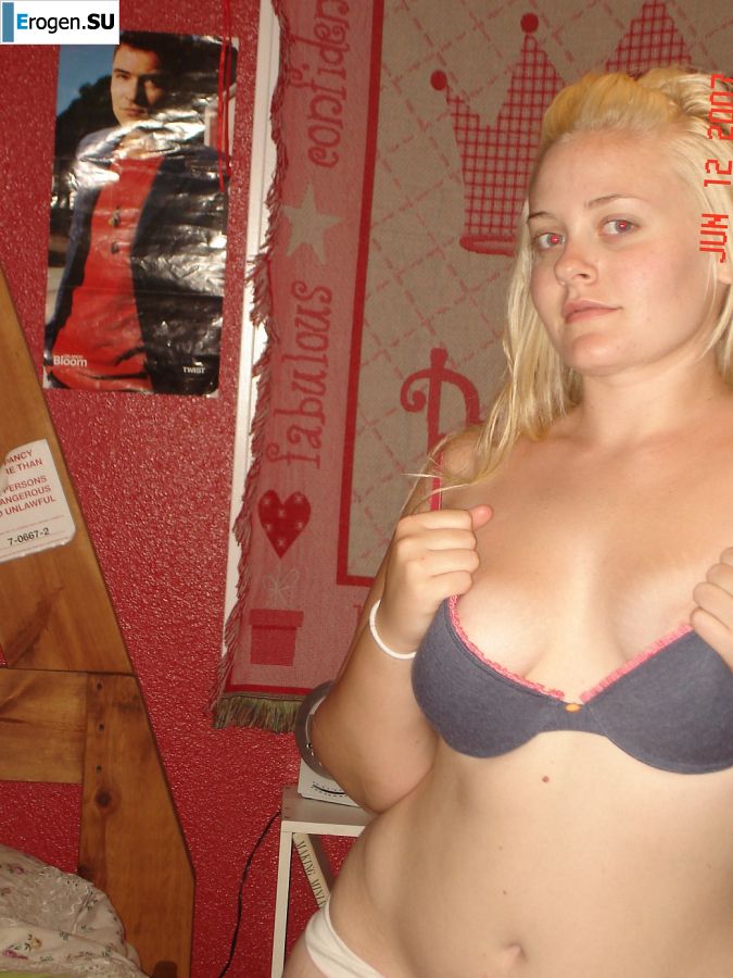 Appetizing blonde with lush hips took off her dress. Photo 44