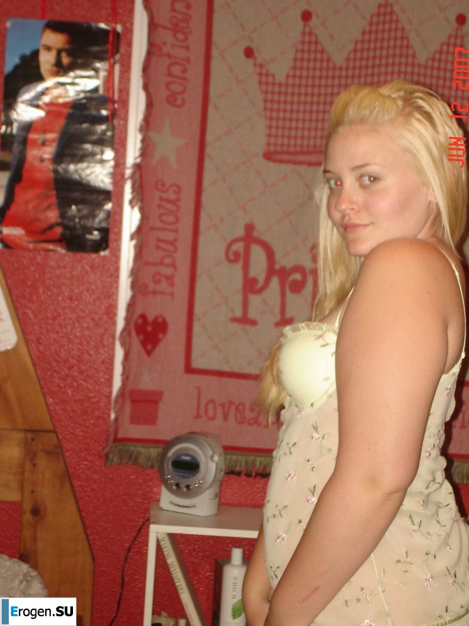 Appetizing blonde with lush hips took off her dress. Photo 46