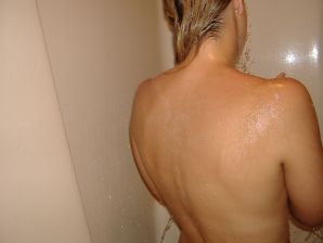 Chick spreads her legs and becomes cancer in the bath in front of her boyfriend. Thumb 9