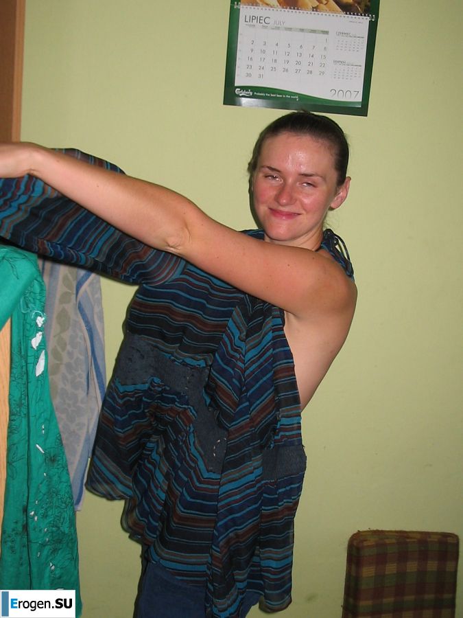 Молодая студентка на даче оголяется по просьбе парня. Фото 29