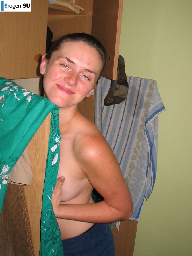 Молодая студентка на даче оголяется по просьбе парня. Фото 30