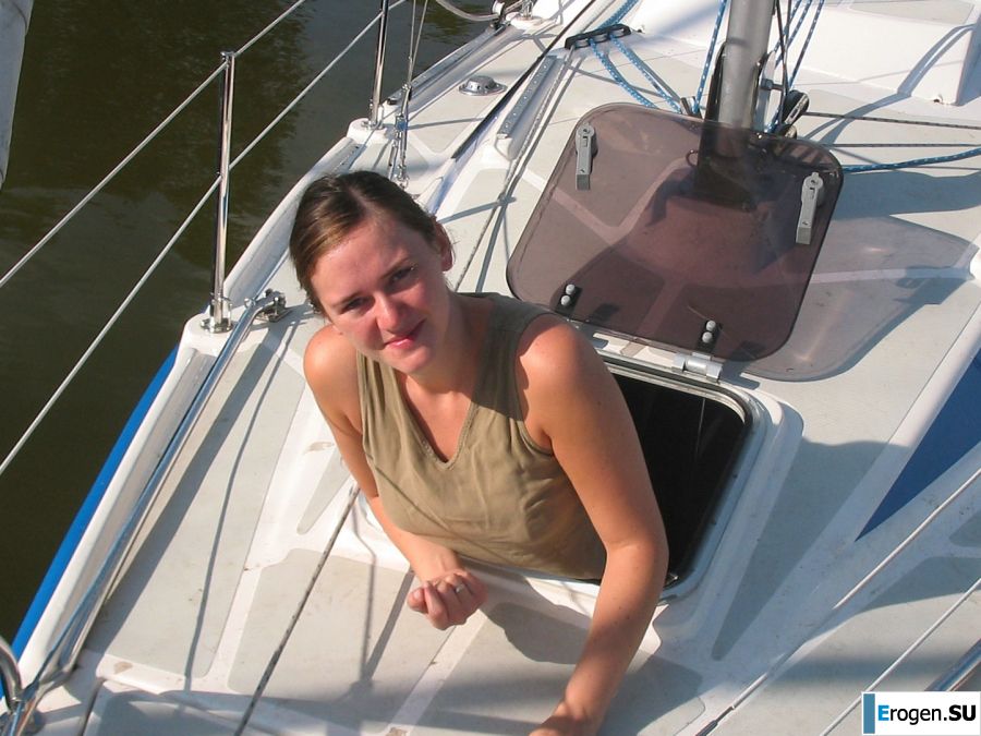 Молодая студентка на даче оголяется по просьбе парня. Фото 9