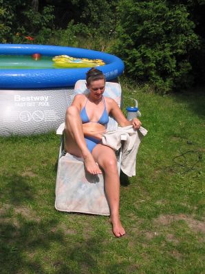 Молодая студентка на даче оголяется по просьбе парня. Эскиз 31