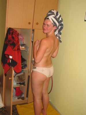 Молодая студентка на даче оголяется по просьбе парня. Эскиз 5