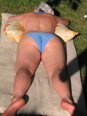 Молодая студентка на даче оголяется по просьбе парня. Эскиз 7