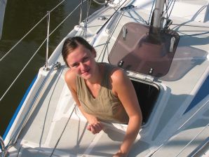 Молодая студентка на даче оголяется по просьбе парня. Эскиз 9