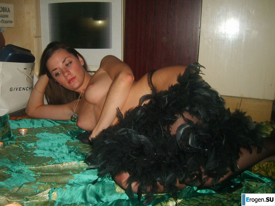 Роскошная леди в зеленом танцует стриптиз прямо на кухне. Фото 11