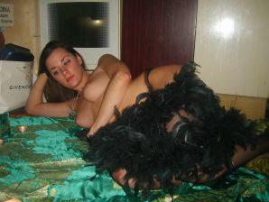 Роскошная леди в зеленом танцует стриптиз прямо на кухне. Эскиз 11