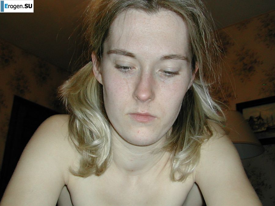 A blonde with a thin waist poses in front of her husband in the car and at home. Photo 19