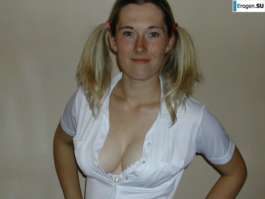 A blonde with a thin waist poses in front of her husband in the car and at home. Photo 28