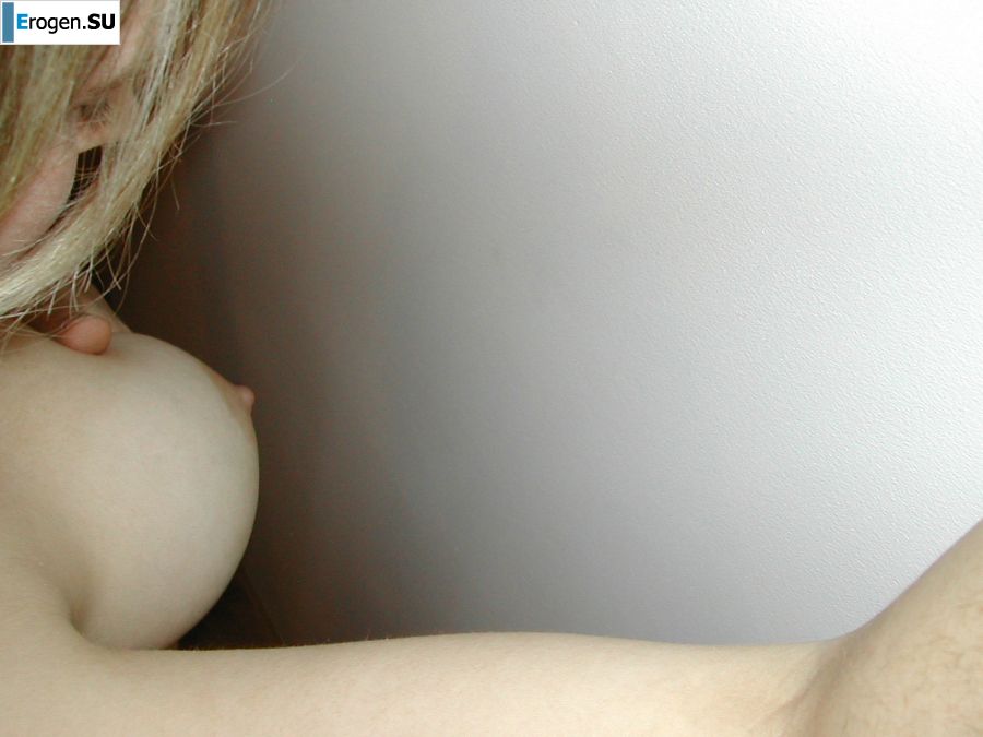 A blonde with a thin waist poses in front of her husband in the car and at home. Photo 39