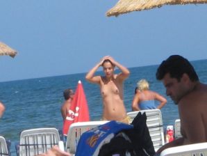 Seductive Latina poses naked on vacation in front of a guy. Part 2. Thumb 20